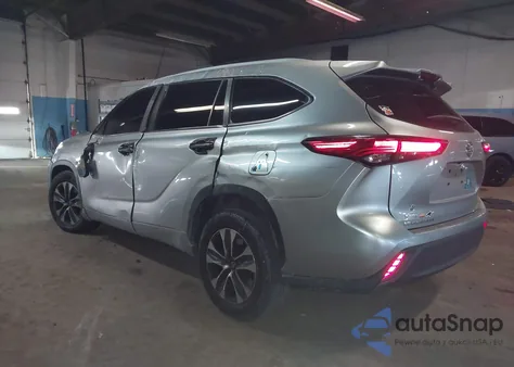 2022 Toyota Highlander Xle z USA, uszkodzony, nr VIN 5TDGZRAH0NS558433